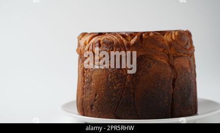 Kubaneh – Jemenitisches jüdisches Brot, Brioche-Brot – wird am Shabbat-Morgen serviert, serviert mit einem Dip aus zerkleinerten Tomaten und hart gekochten Eiern Stockfoto