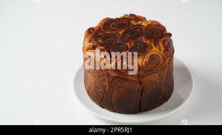 Kubaneh – Jemenitisches jüdisches Brot, Brioche-Brot – wird am Shabbat-Morgen serviert, serviert mit einem Dip aus zerkleinerten Tomaten und hart gekochten Eiern Stockfoto