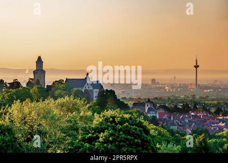Schloss Kronberg im Taunus, Hessen, Deutschland mit Sonnenaufgang Stockfoto