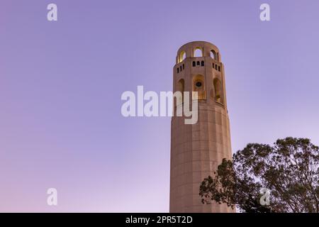 Ein Bild vom Coit Tower bei Sonnenuntergang. Stockfoto