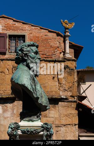 Benvenuto Cellini altes Bronzemonument und alte Sonnenuhr auf der Ponte Vecchio (Alte Brücke) in Florenz Stockfoto