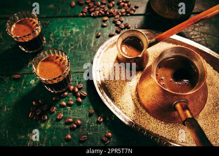 Frisch gebrühter türkischer Kaffee auf Sand Stockfoto