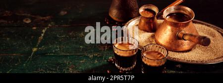 Traditioneller türkischer Kaffee auf einem Holztisch Stockfoto