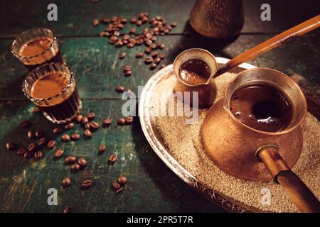 Frisch gebrühter türkischer Kaffee Stockfoto