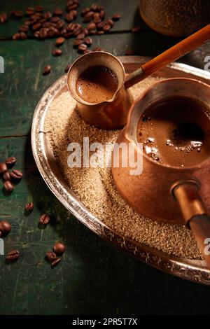 Traditioneller orientalischer Kaffee auf Sand Stockfoto