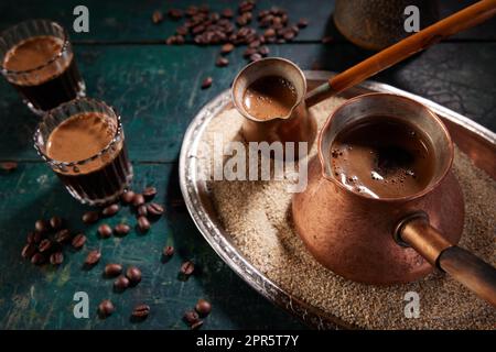 Traditioneller türkischer Kaffee in Gläsern und Cezves Stockfoto