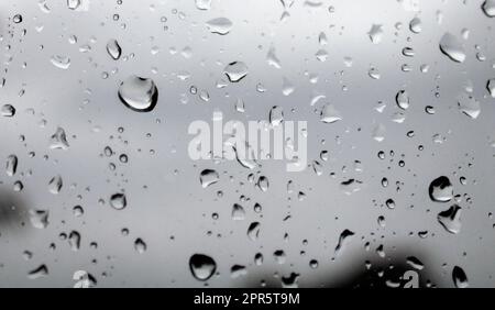 Wassertröpfchen auf dem Glas Nahaufnahme. Hintergrund. Stockfoto