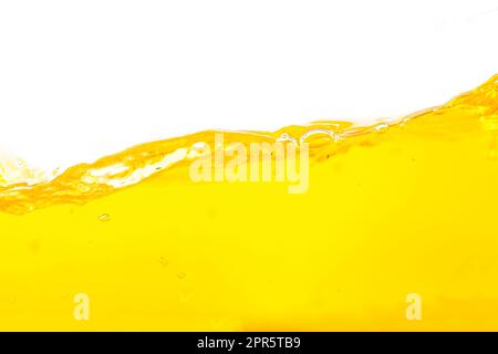 Orangefarbenes Wasser, orangefarbenes Wasser und Blasen auf weißem Hintergrund. Stockfoto