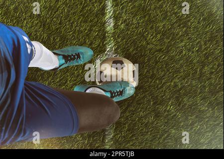 In der Nähe eines Fußball Stürmer bereit zu kickt den Ball im Stadion Stockfoto