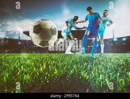 In der Nähe eines Fußball-action Szene mit konkurrierenden Fußball-Spieler im Stadion Stockfoto