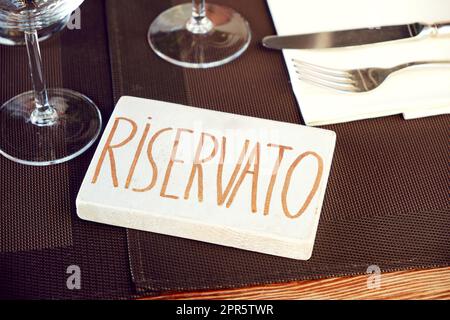 Reserviertes Schild auf einem Tisch im italienischen Restaurant Stockfoto