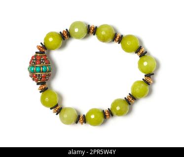 Lemon Green Achat Edelstein mit Keramik und Gold Perlen Armband auf weißem Hintergrund. Kollektion von natürlichen Edelsteinen Accessoires. Studioaufnahme Stockfoto