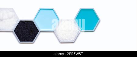 Chemischer Inhaltsstoff in hexagonalem molekularförmigem Behälter. Natriumhydroxid Pellets, Kaliumpermanganat, Haarpflegemittel, Polyethylen und Shampoo Liquid. Stockfoto