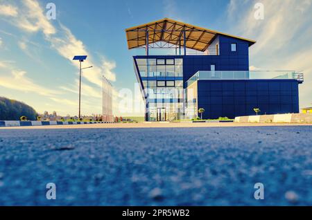 Verglastes Gebäude am Ufer des Sees Stockfoto