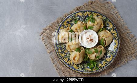 Manti, Knödel mit Hackfleisch, in ungesäuerten Teig eingewickelt und durch Dampfgaren gegarten Stockfoto