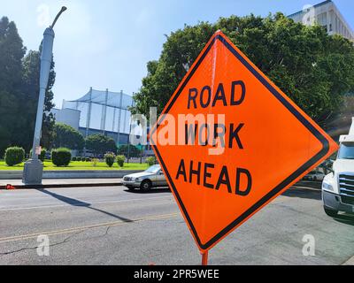 Straßenbauschild vor einer Straße Stockfoto