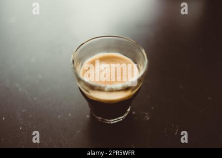 Nahaufnahme von hausgemachtem Espresso-Kaffee in einer Glastasse Stockfoto