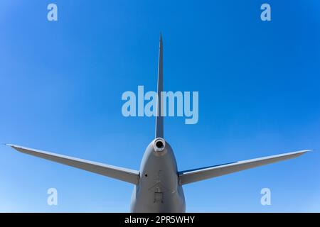 Das Leerlaufen des Passagierflugzeugs vor dem Hintergrund des blauen Himmels. Stockfoto