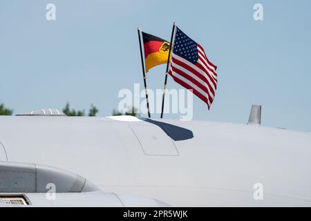 Die Nationalflaggen der Vereinigten Staaten und Deutschlands flattern im Wind. Stockfoto