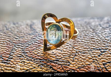 Ring in Herzform Stockfoto