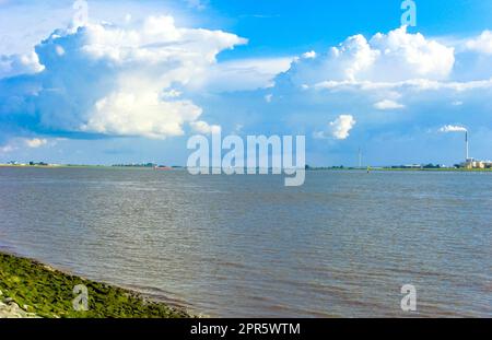 Stadtbild Küstenlandschaft Deich Panorama Bremerhaven und Nordenham Deutschland. Stockfoto