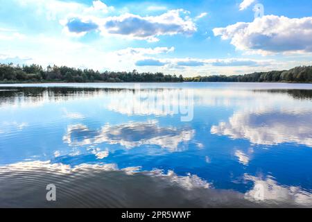 Norddeutschland Stoteler See mit Wolkenreflexion. Stockfoto