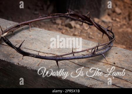 Christlicher Gebetstext - Worthy is the Lamb. Mit Dornenkrone auf altem Holzhintergrund. Stockfoto