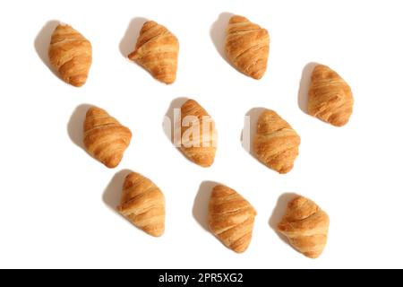 Frisch gebackene Croissant Rolls, isoliert auf weißem Hintergrund Stockfoto