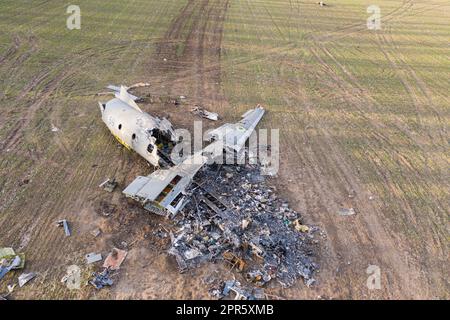 Flugzeugunglück an-26 auf dem Feld in der Ukraine Stockfoto