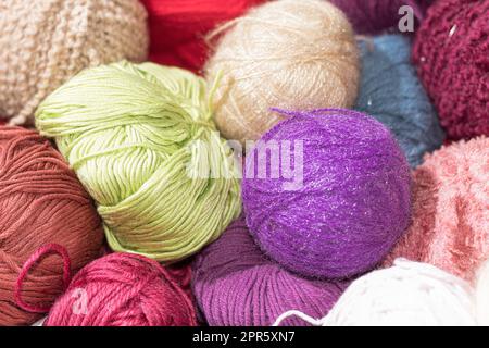 Mehrfarbige Knäuel aus Strickfäden. Kugeln aus farbigem Garn. Wollgarn in Kugeln, verschiedene Farben Stockfoto