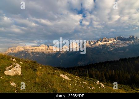 Dolomiten an der italienischen und slowenischen Grenze um den Berg Monte Ursic Mit 2541 m in den Julischen Alpen Stockfoto