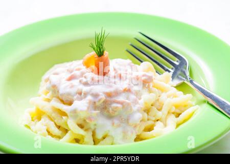 Spetzle mit Sauce aus geräuchertem Lachs Stockfoto