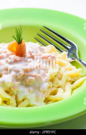 Spetzle mit Sauce aus geräuchertem Lachs Stockfoto