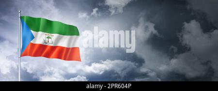 Die Flagge Äquatorialguineas an einem wolkigen Himmel Stockfoto