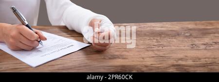 Verletzte Frau Füllt Antragsformular Für Arbeitsunfälle Aus Stockfoto