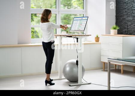 Stretch-Übung Für Mitarbeiter Am Stand-Desk Stockfoto