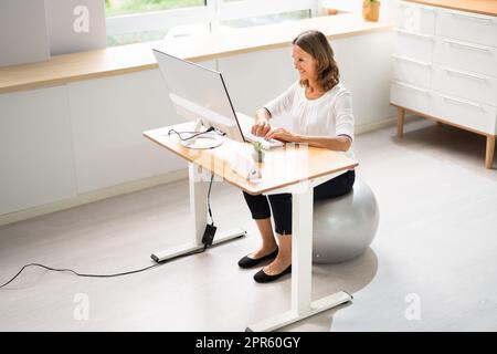 Richtige Haltung Am Schreibtisch Im Büro Stockfoto