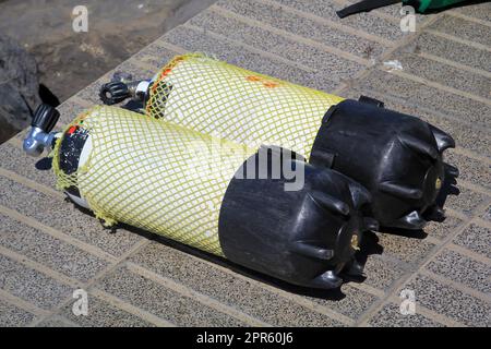 Zwei Drucklufttanks, Sauerstofftanks für Taucher am Kai. Stockfoto