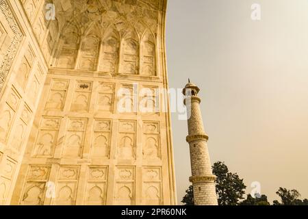 Das Taj Mahal, das in einen Sonnenuntergang gehüllt wird (Indien, Agra) Stockfoto