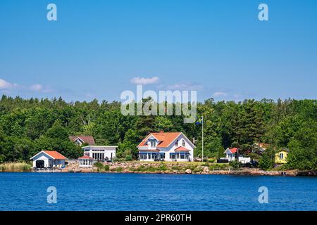 Landschaft mit Bäumen und Häusern auf der Insel Uerivat in Schweden Stockfoto