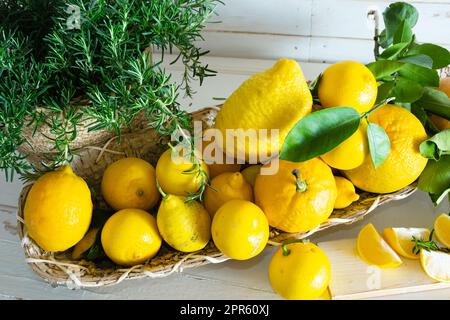 Zitrusfrüchte in einem Korb Stockfoto