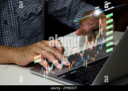 Börsenchart Geschäft mit einem Computer, um Online-Handelsdaten zu analysieren.Forex Grafik Finanz-und Investitionen auf einem virtuellen Bildschirm Konzept. Stockfoto