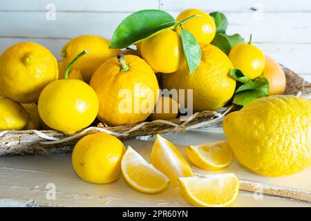 Zitrusfrüchte in einem Korb Stockfoto