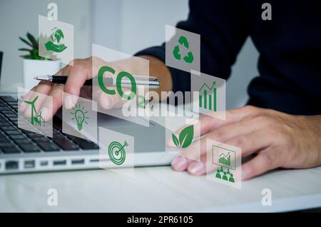 Organisationen oder Unternehmen entwickeln Carbon Credit Business Virtual Screen. Reduzierung der Emissionen von CO2. Konzept der nachhaltigen Geschäftsentwicklung. Stockfoto