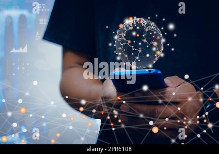 Smartphone für globale geschäftliche Internetnetzwerkverbindungen und soziale Medien. Business Concept mit einem globalen Netzwerk futuristischer Technologie-Hintergründe. Stockfoto