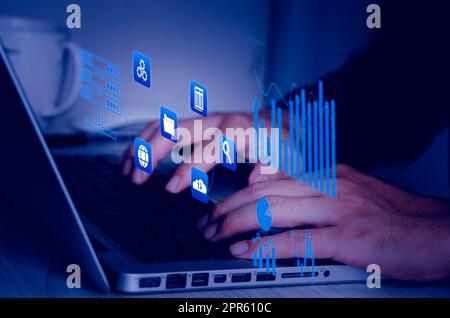 Business DMS Document Management System Symbol mit virtuellen Grafiken und Diagramme virtuellen Bildschirm.Geschäftsmann mit moderner Computertechnologie. Stockfoto