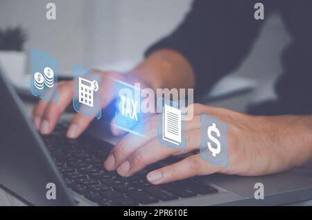 Füllen Sie das Online-Formular für die Steuererklärung mit einem Laptop aus. Finanz- und Steuerforschung, Steuer- und Einkommensberechnungskonzepte. Stockfoto