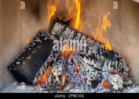 Brennendes Holz in einem Kamin mit viel Glut Stockfoto
