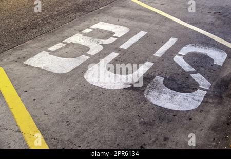 Busschild auf dem Asphalt Stockfoto