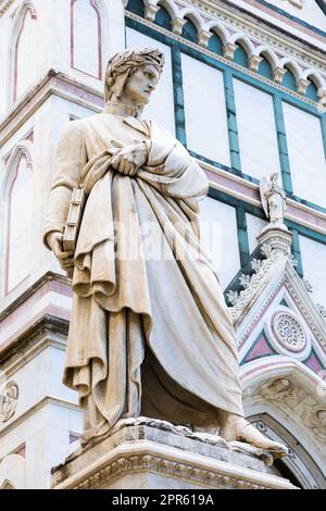 Dante Alighieri Statue in Florenz, Toskana, Italien. Erstaunlicher blauer Himmel Hintergrund. Stockfoto